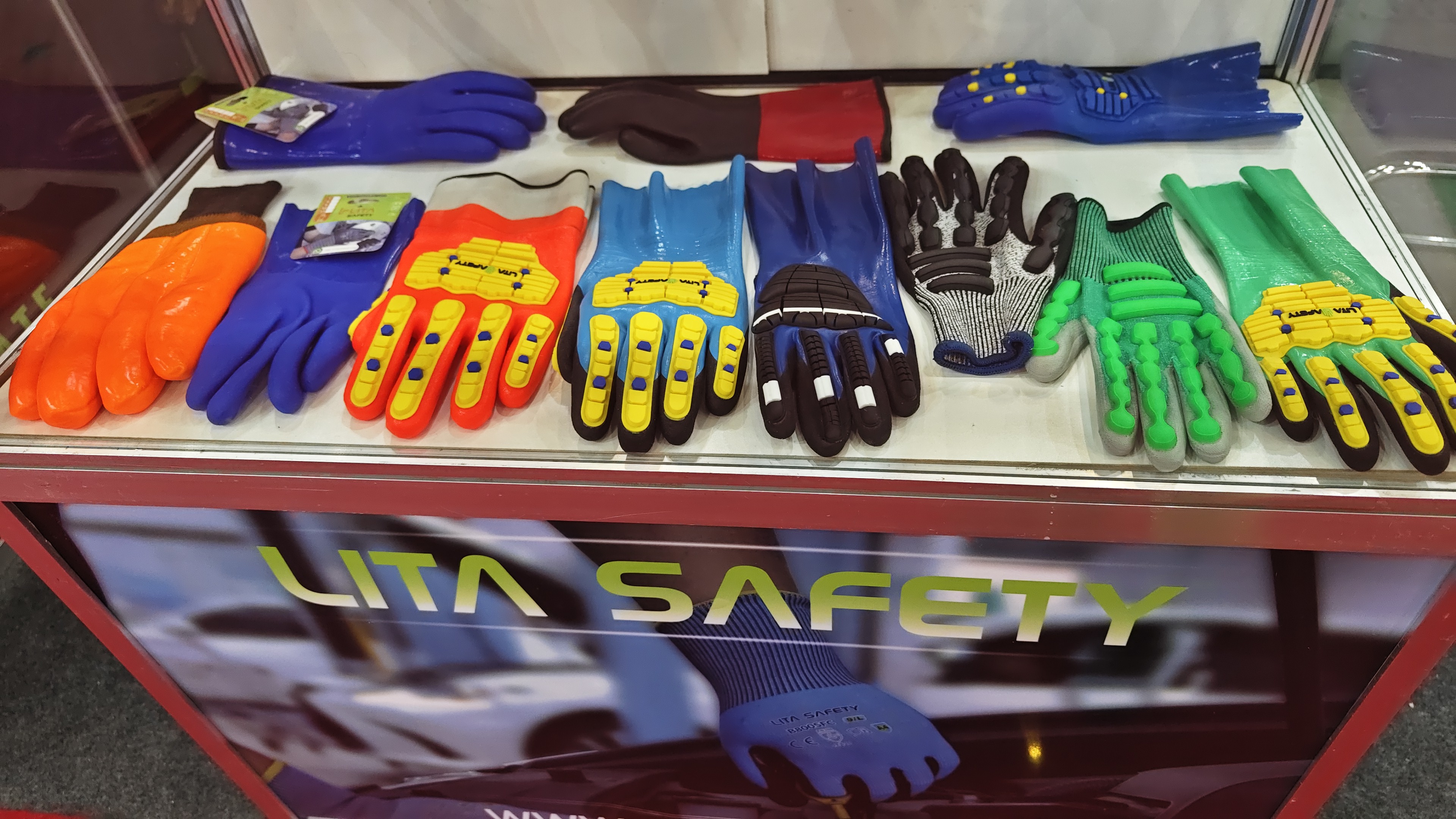 Guantes resistentes a impacto y corte